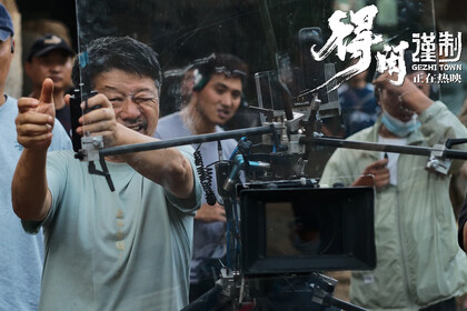 戈止镇宁静山水中的百姓生活剧照,村民们在溪边劳作,烟火气十足