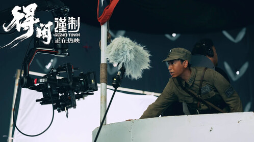 肖战莫得闲颠覆形象剧照,粗布短衫沾泥屑,细微表情捕捉隐忍爆发