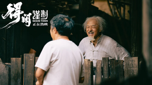 肖战饰莫得闲手持铁锤对峙敌军的经典剧照,眼神从畏缩转为坚毅